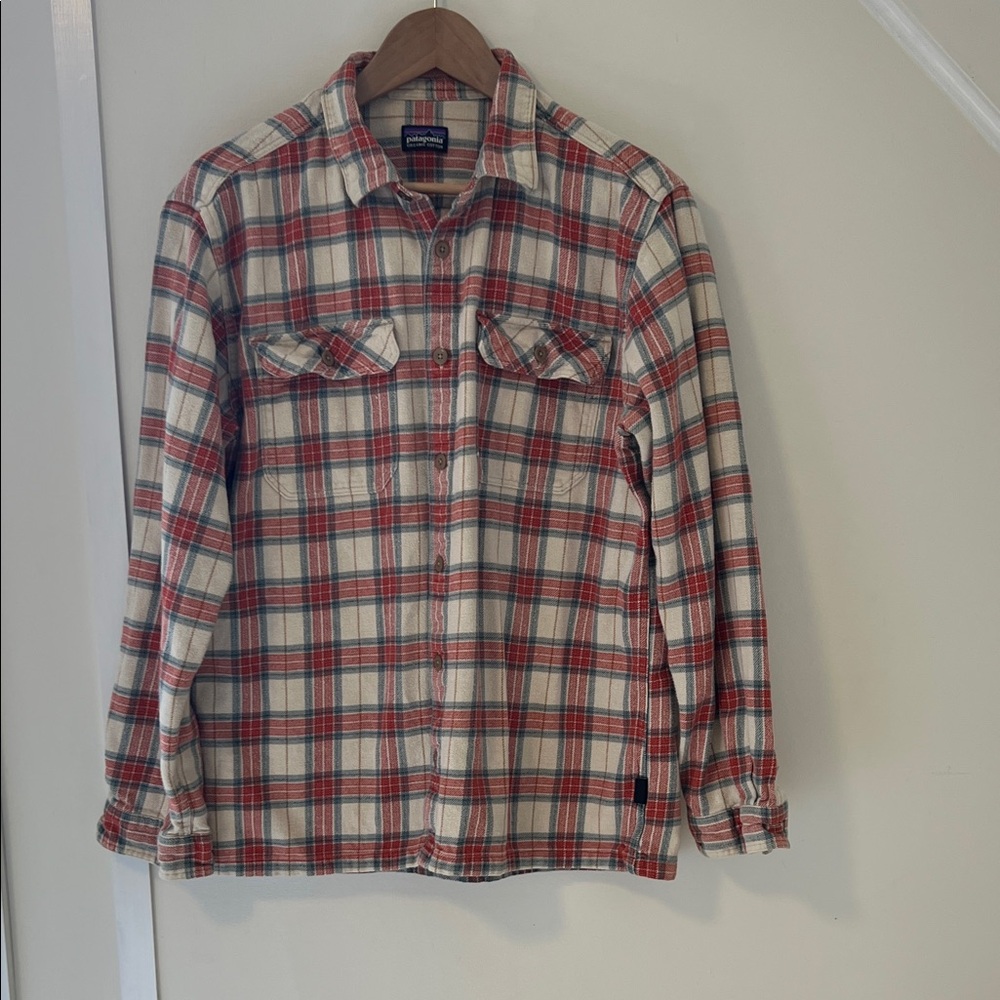 Patagonia Fjord Flannel Men’s M Red and Cream Plaid Button Down Shirt